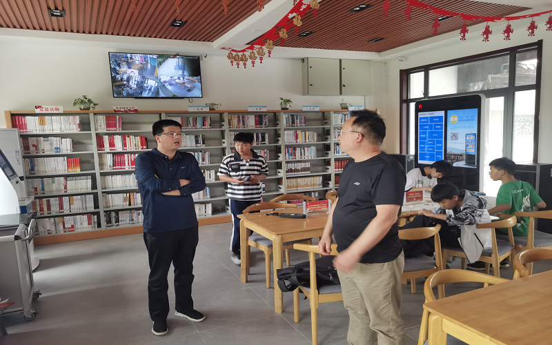 圖為審計(jì)人員實(shí)地查看城市書房現(xiàn)場.png
